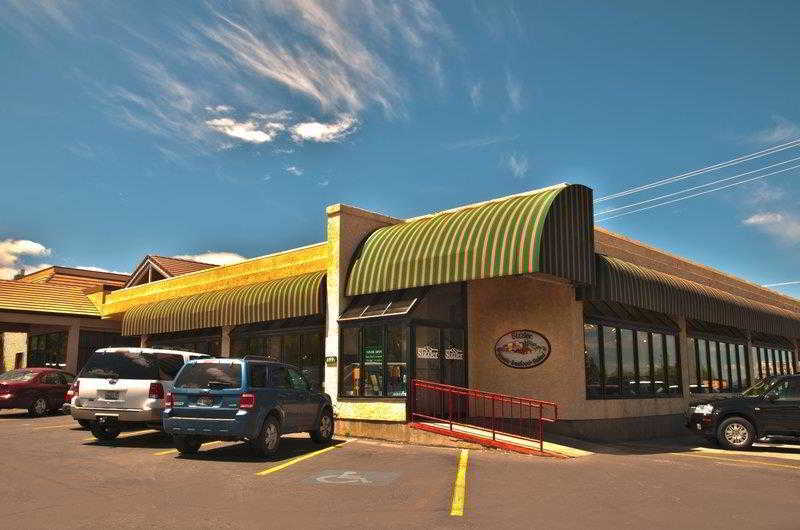 Best Western Town And Country Inn Cedar Stadt Exterior foto